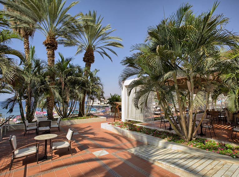 Лобби “Красное море” в отеле Royal Beach Eilat